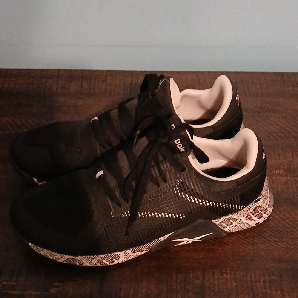 Like NEW Reebok Black and White Training Sneakers Size 10 Womens